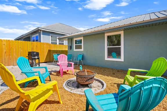 đ´ Sun Kissed Cheeks w/ Fire Pit & Beach Gear - Image 1