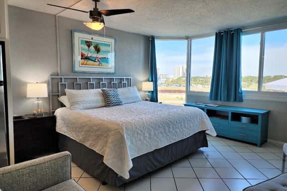 Tootsie's Next Door! Top of The Gulf! - Image 1