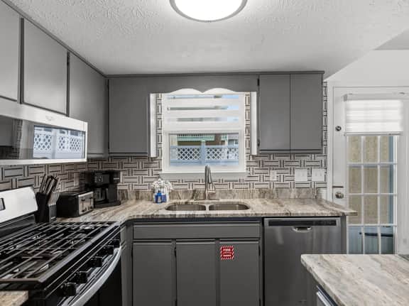 Coconut Cottage! Golf Cart Friendly Community! - Image 5