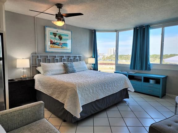 Tootsie's Next Door! Top of The Gulf! - Image 1